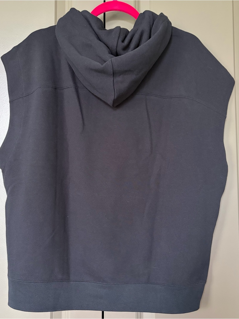 Uniqlo Sweat Sleeveless Black Hoodie with Kangaroo Pocket - Picture 3 of 4